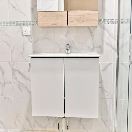 Apartment Spacieux Rez-de-chaussee Banlieue Paris- Ii